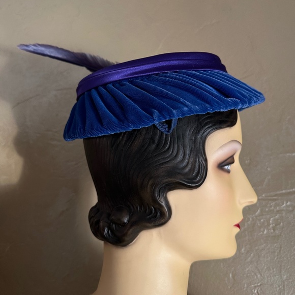 CHIC 1950's ROYAL BLUE VELVET & PURPLE SATIN DRAPED PANCAKE HAT WITH FEATHER - Picture 8 of 11